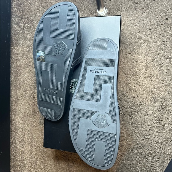 VERSACE PALAZZO POOL SLIDES - Picture 5 of 9